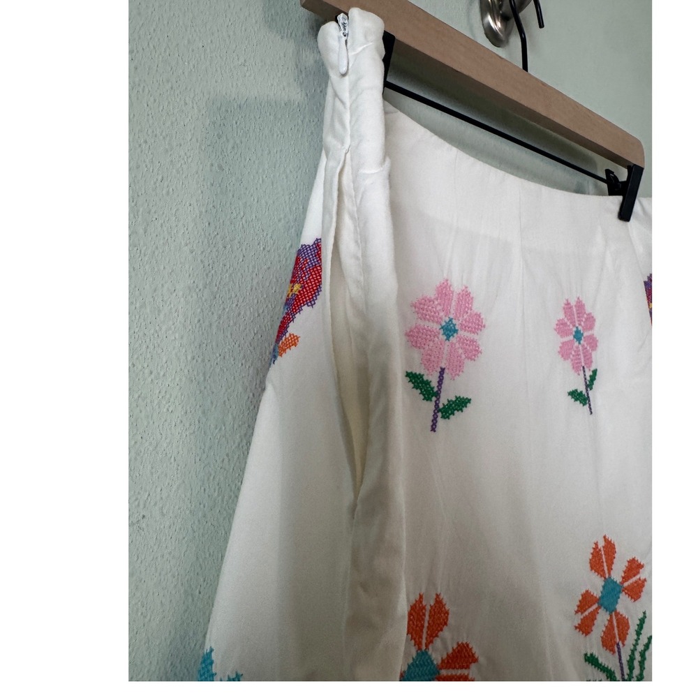 J. Marie Tessie Shorts Embroidered Cross-Stitch Floral Parrot Scallop Trim L NEW - Picture 8 of 14